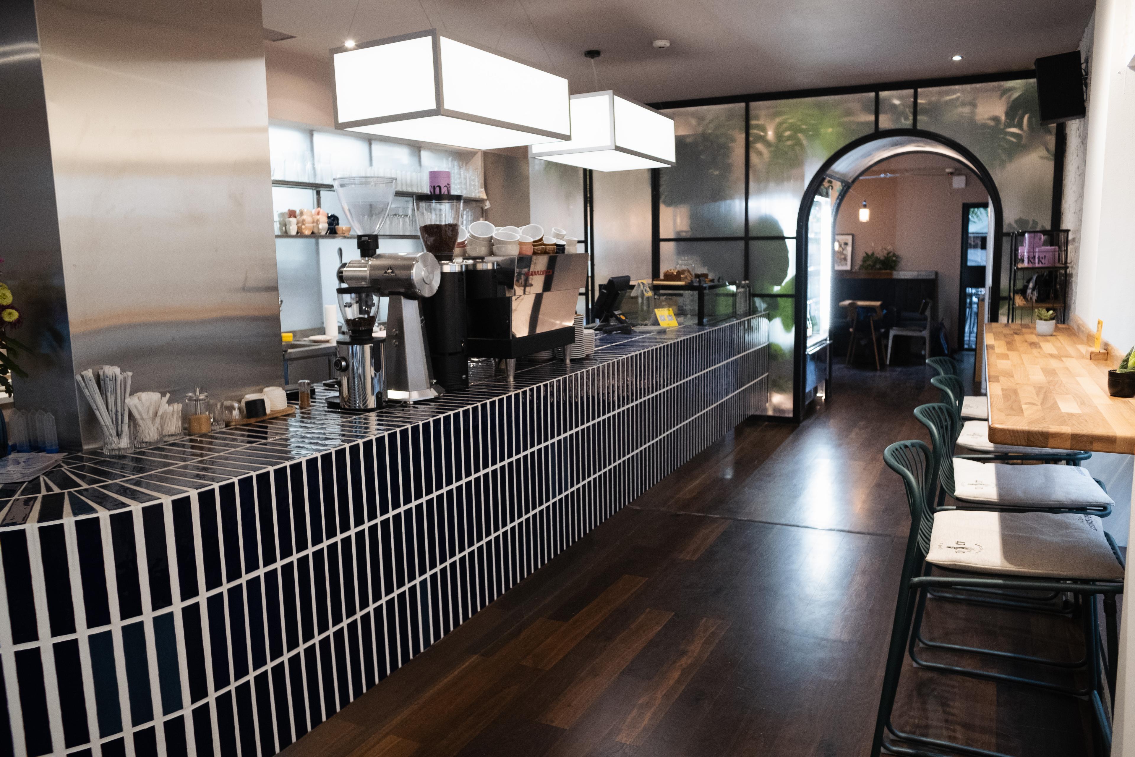 Барът и кафе машината в 43.12 Café София