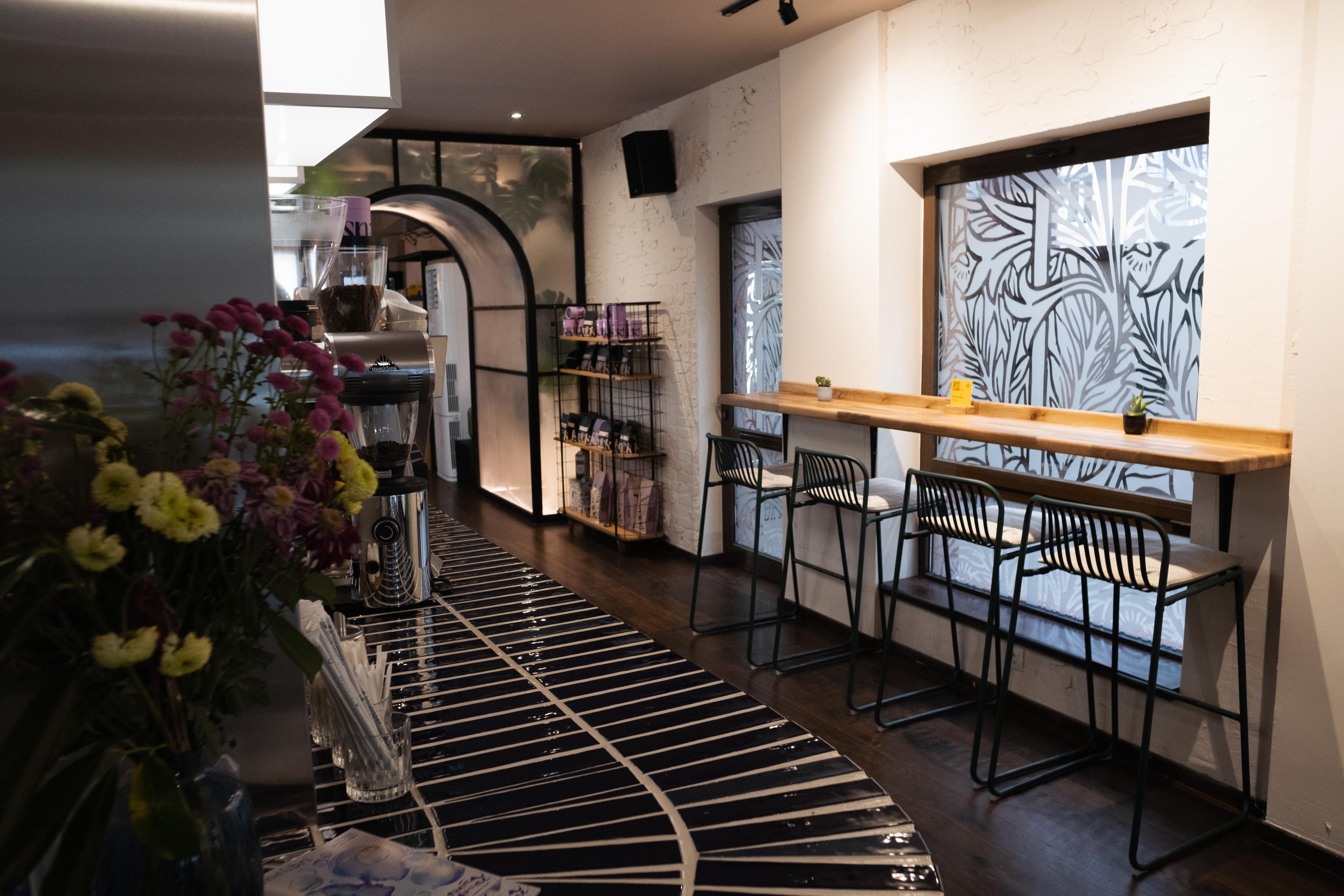 Масата до прозореца в 43.12 Café София